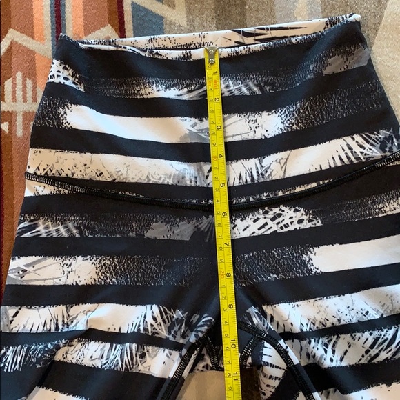 Limited edition print Lululemon Leggings size 4 - Picture 3 of 8